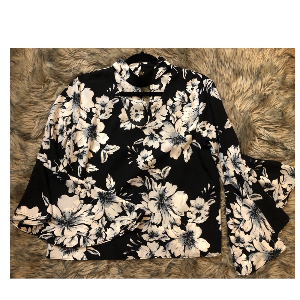 GIANNI BINI BLACK/WHITE FLORAL BLOUSE. BRAND NEW🙂